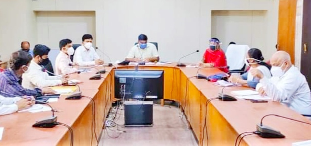 डिंडौरी कलेक्टर रत्नाकर झा ने कोविड नोडल ऑफिसर्स के साथ की समीक्षा बैठक, कहा : कड़ाई से करें दायित्वों का निर्वहन